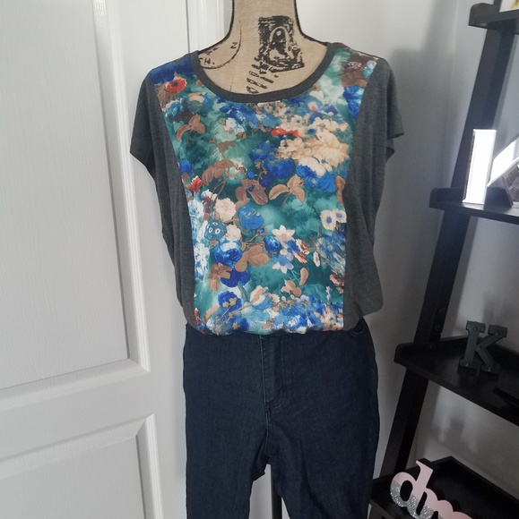 🌞 NWT Forever21 Gray Tee w/ Floral Front Panel - Picture 1 of 5